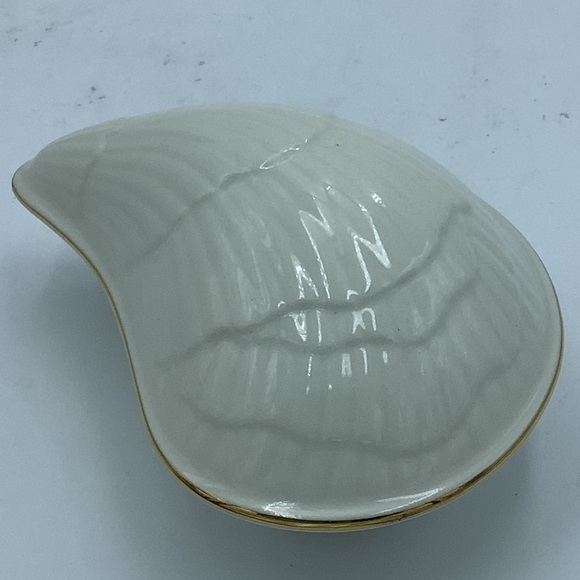 Lenox Ivory and Gold Trim Sea Shell Trinket Box - Picture 1 of 9